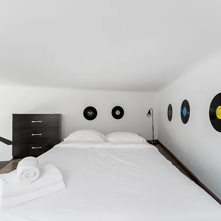 Vinyl Harmony Notes Apartment *