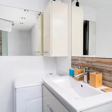 Vinyl Harmony Notes Apartment